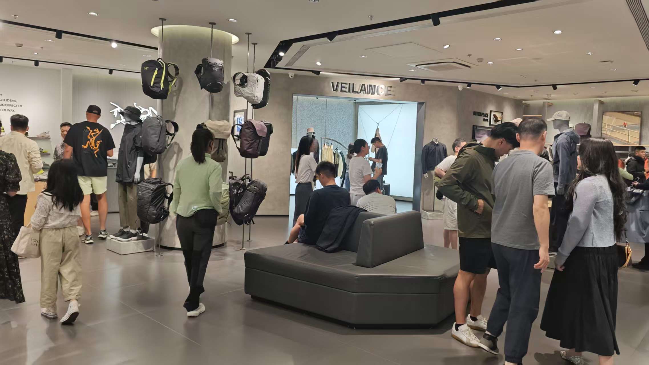 上海青浦始祖鸟奥莱店内