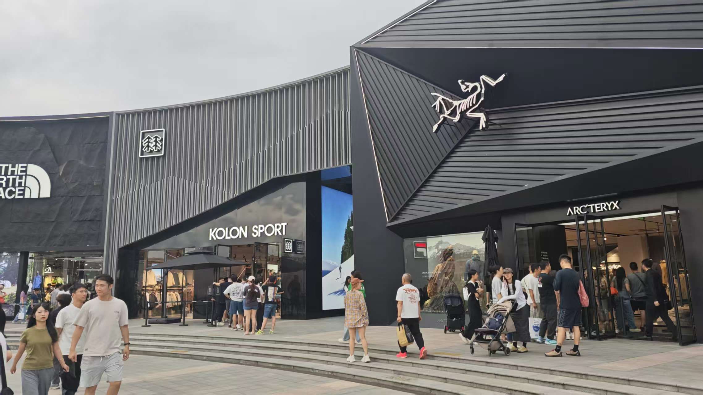 上海青浦奥莱始祖鸟门店外